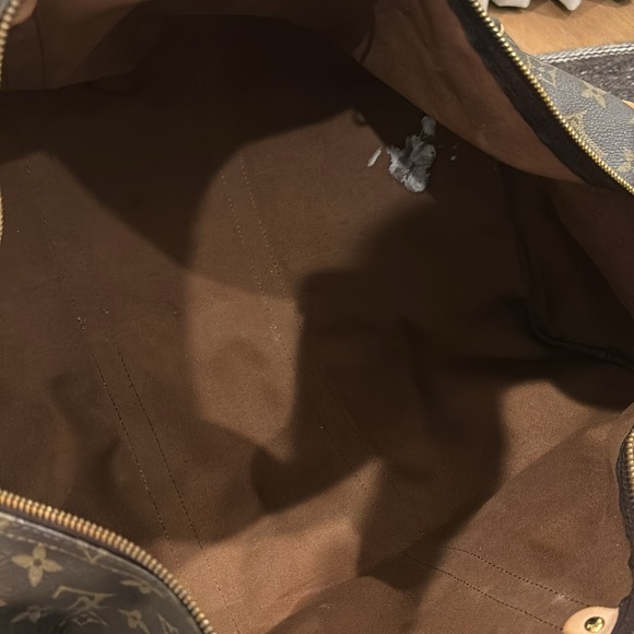 Louis Vuitton duffle bag. Leather shows spots and oil marks but no fraying! - Picture 6 of 7